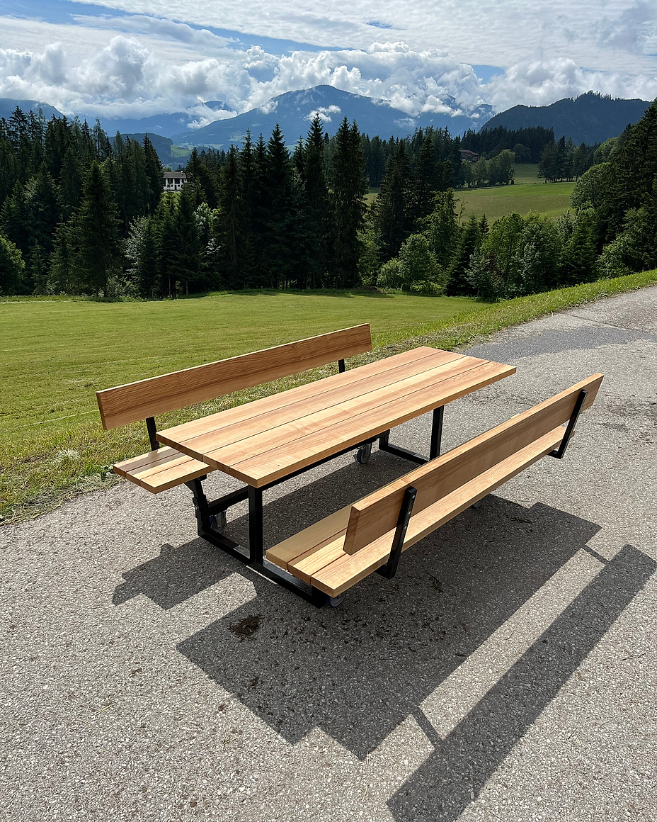 Fahrbarer Klapptisch mit Stahlrahmen und Holzplatte