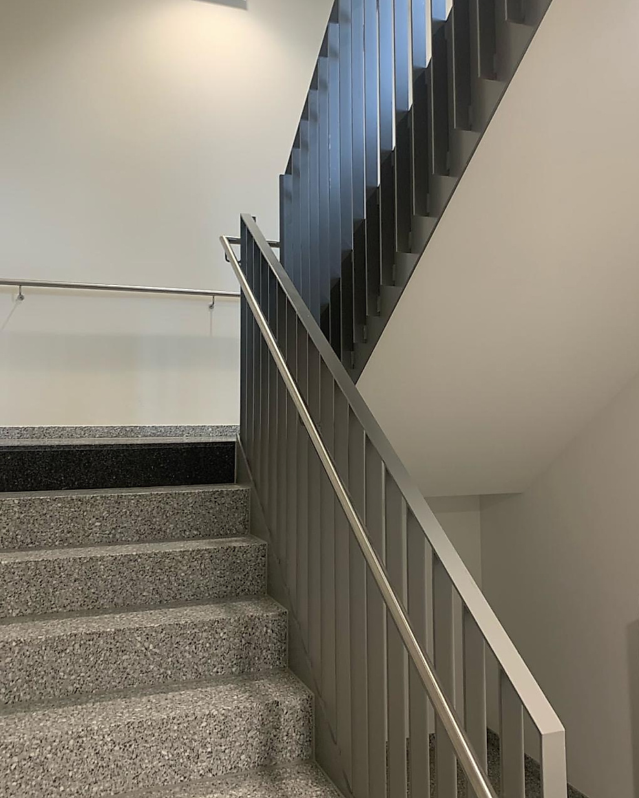 Stiege mit Geländer